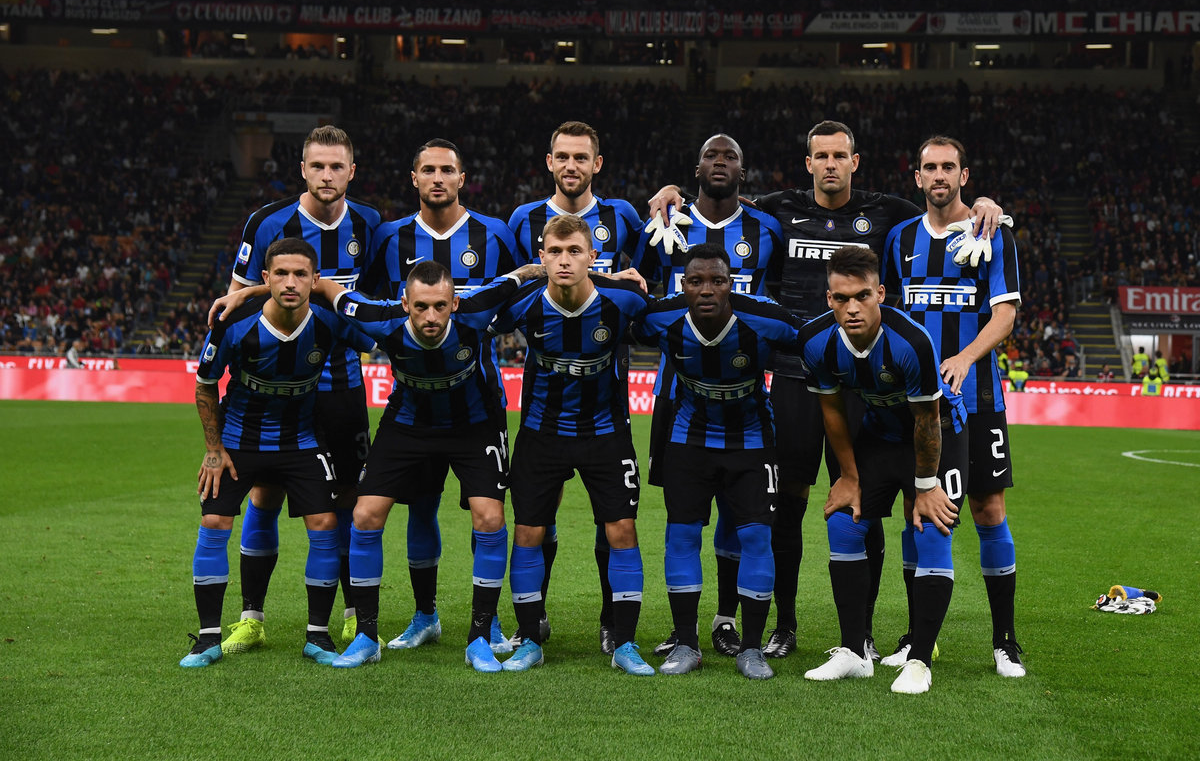 巴里·邦兹在 2002 年以 37 岁高龄拿下个人第 5 座 MVP，赛季攻击指数（OPS）冠绝古今