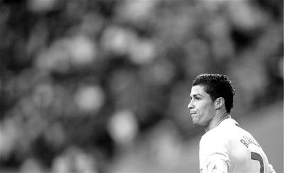 布伦森上半场表现惊艳，独得25分奠定比赛基调（布伦森半场火力全开，独砍25分掌控比赛节奏）