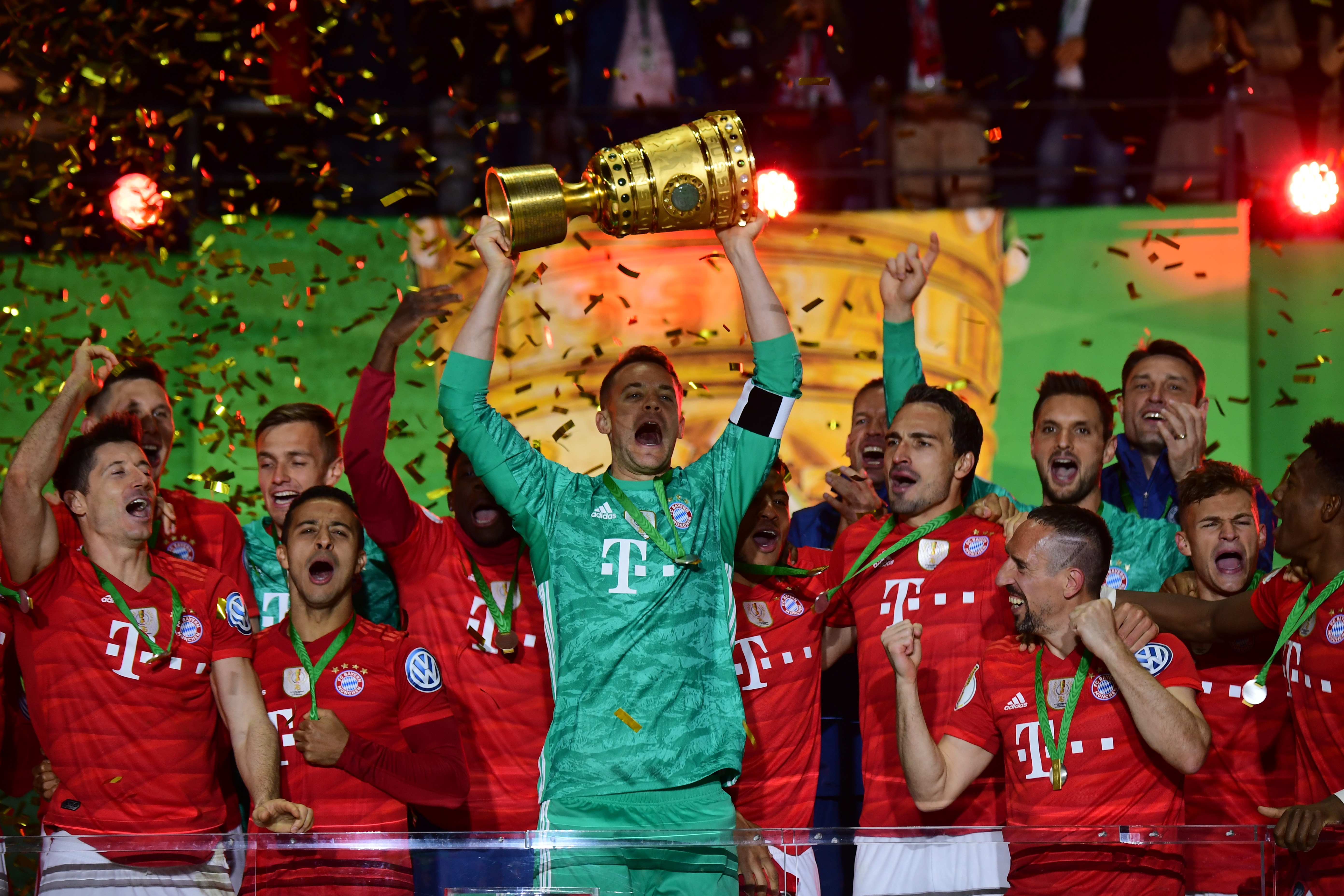 释怀了！练不出投篮的西蒙斯，转行钓鱼连扔鱼都扔不准（看开了！投篮练不成的西蒙斯改玩钓鱼，却连抛鱼也不准）