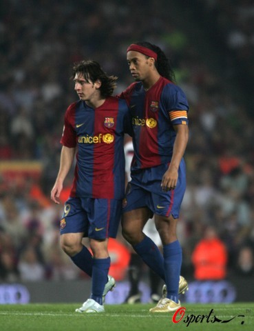 帕尔特伊听证会法院外，有抗议者举横幅批评阿森纳不作为