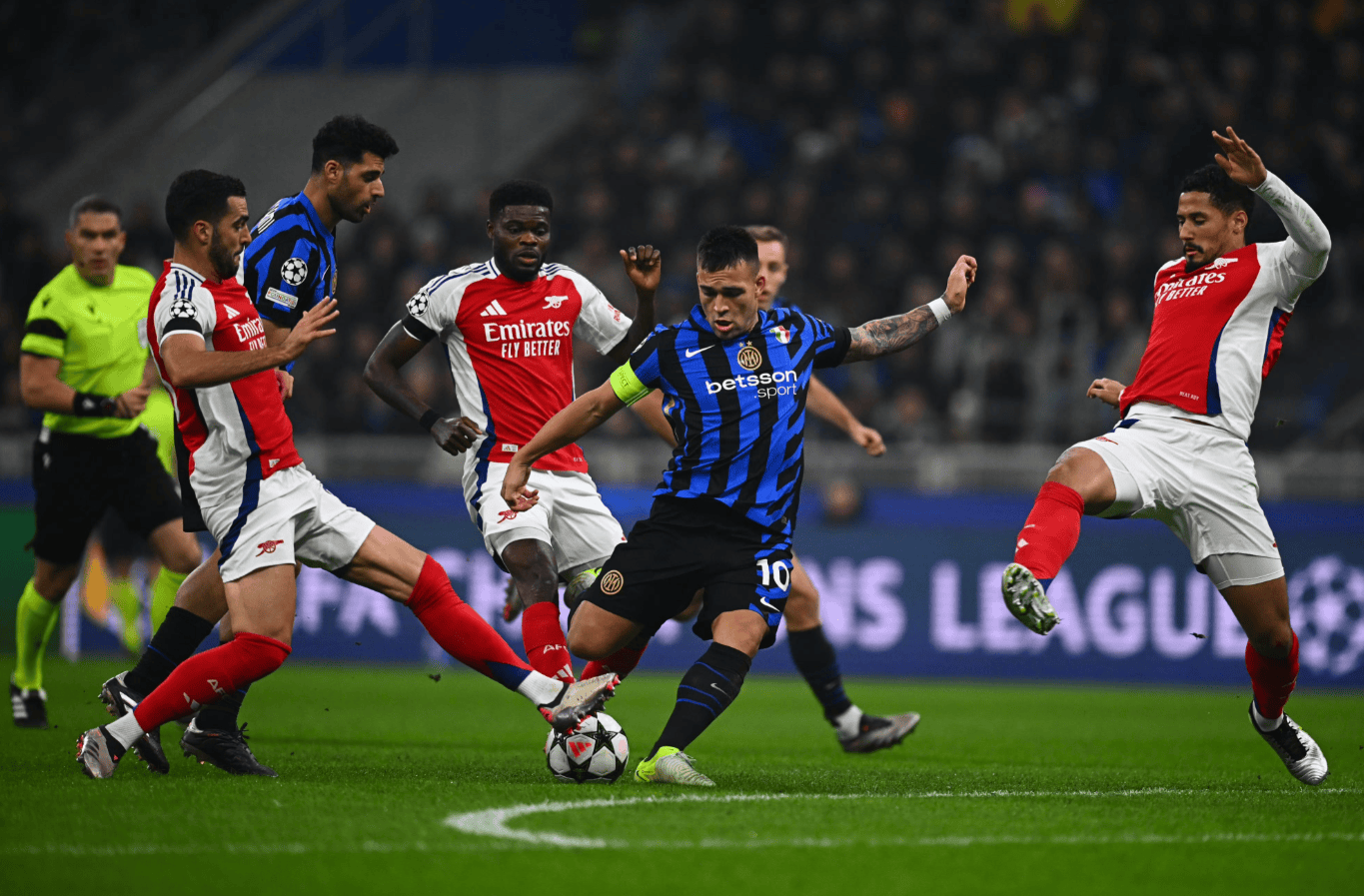 王曼昱3-8逆转后再轰11-2，梁靖崑痛失好局吞首败，国乒8-2法国